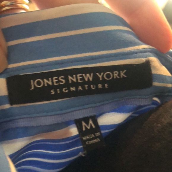 🍁4/$15 light blue and white stripes Blouse - Picture 6 of 6